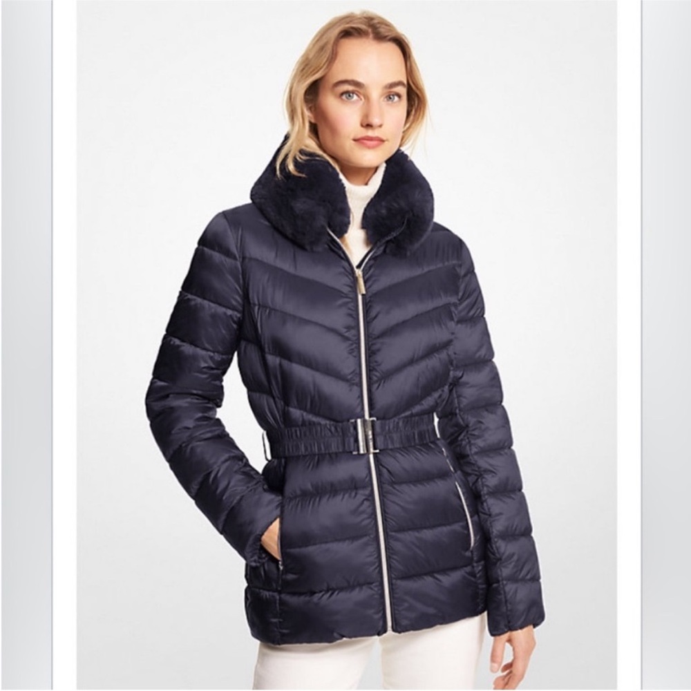 MICHAEL KORS FAUX FUR TRIM QUILTED NYLON PACKABLE PUFFER JACKET - Navy
